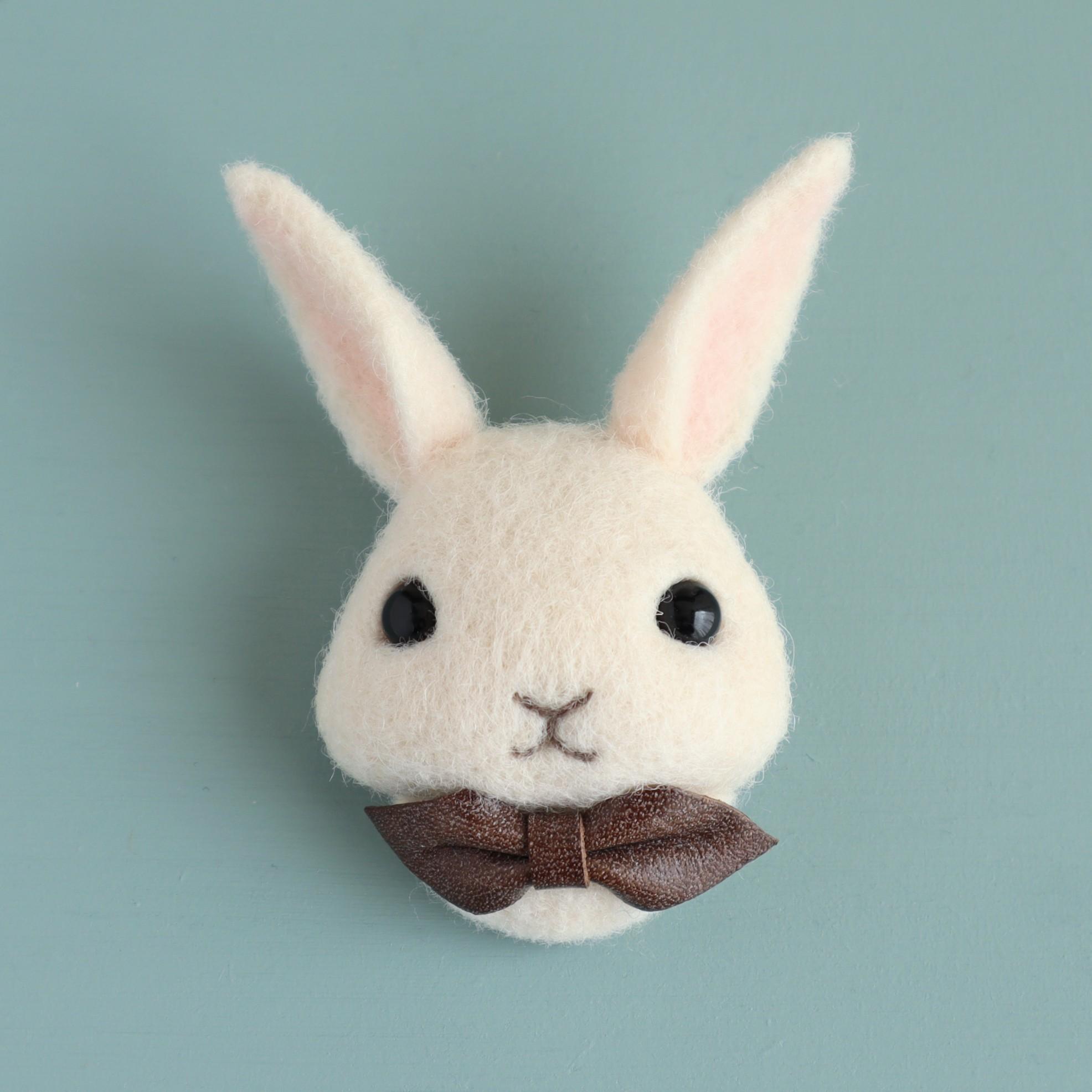 羊毛フェルトブローチ　ウサギ（フェイス）ホワイト
