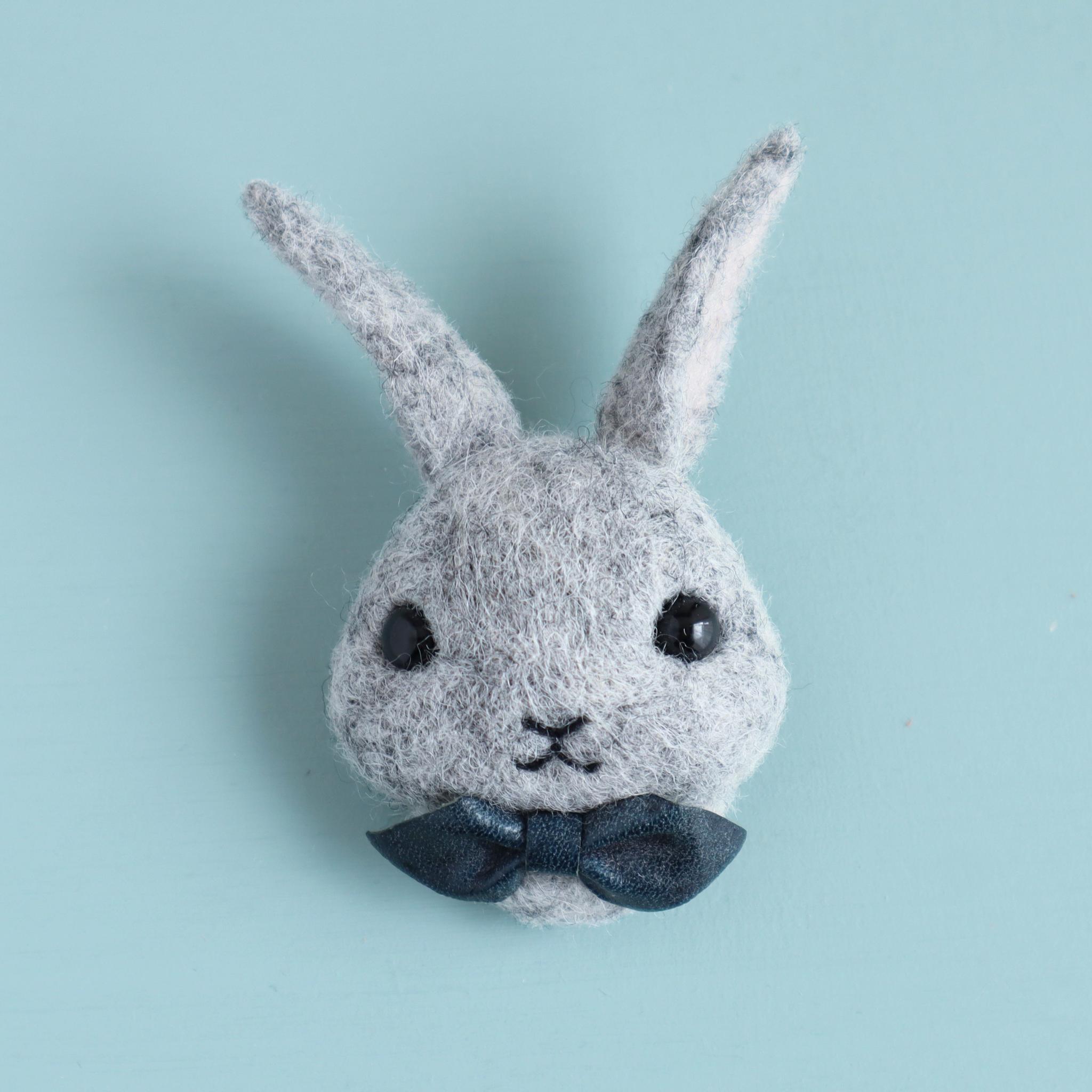 羊毛フェルトブローチ　ウサギ（フェイス）グレー