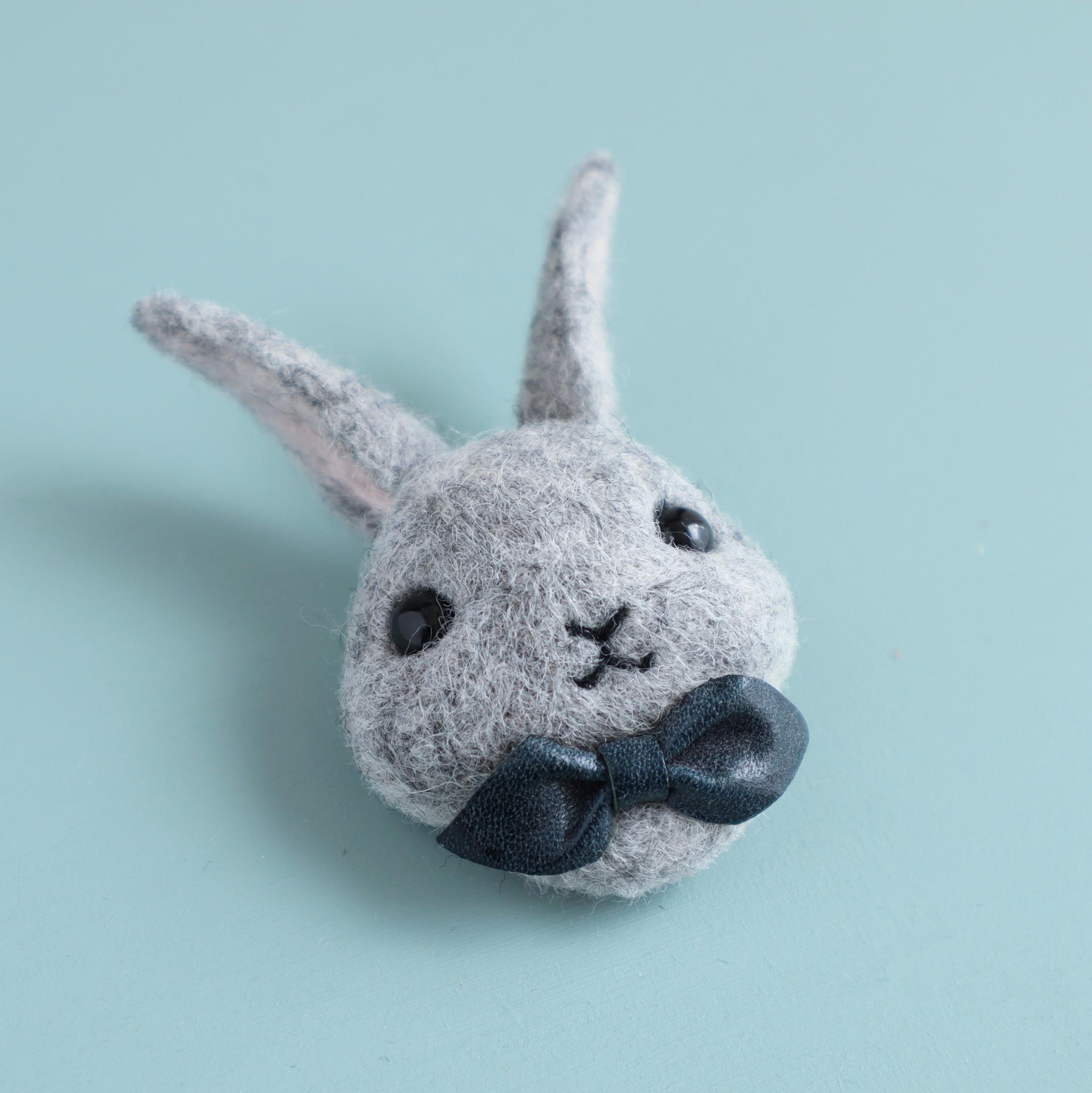 羊毛フェルトブローチ　ウサギ（フェイス）グレー | 3枚目