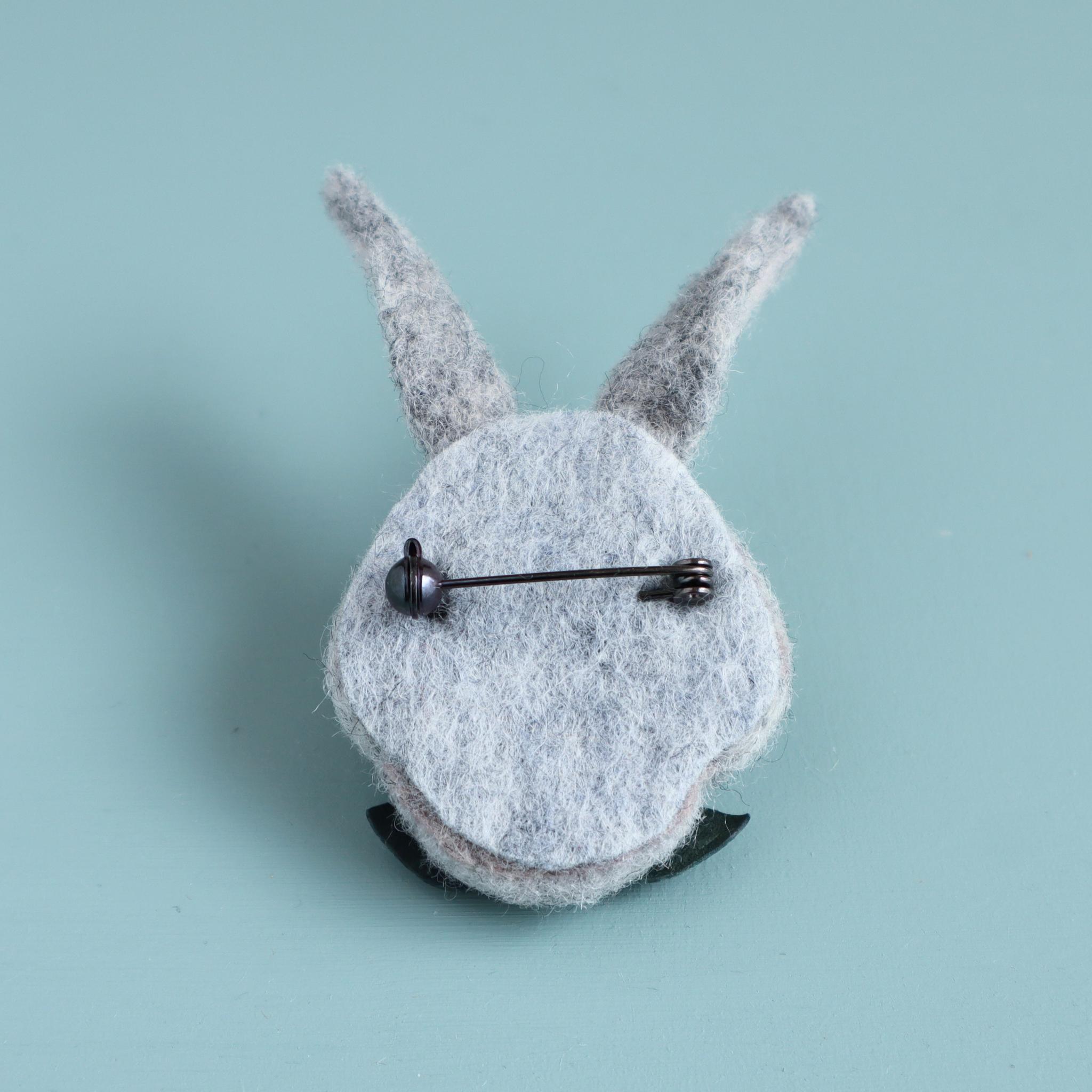 羊毛フェルトブローチ　ウサギ（フェイス）グレー | 4枚目