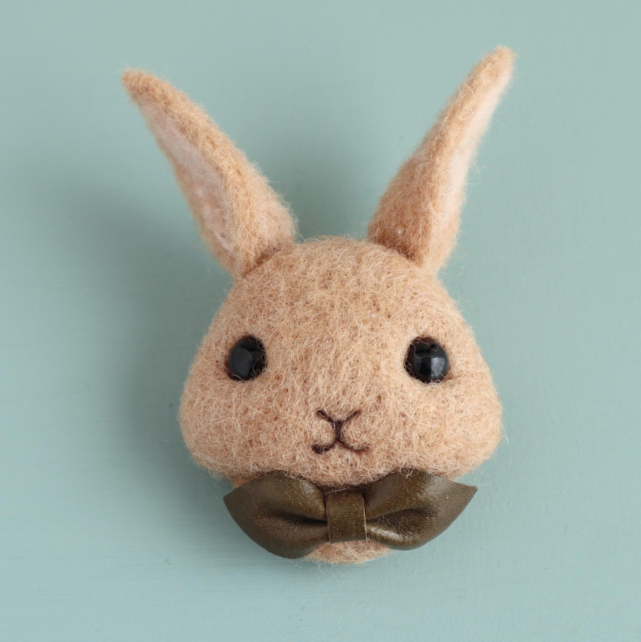 羊毛フェルトブローチ　ウサギ（フェイス）ブラウン