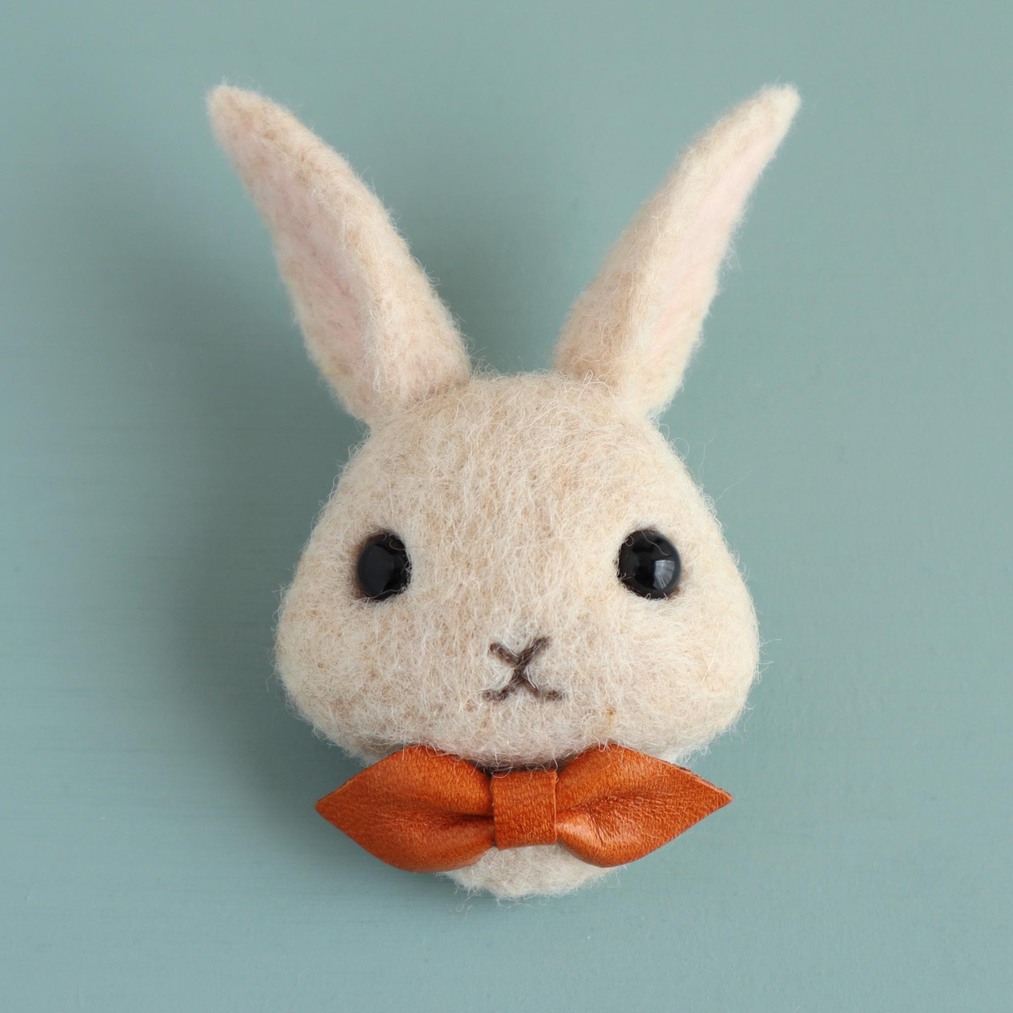羊毛フェルトブローチ　ウサギ（フェイス）アイボリー