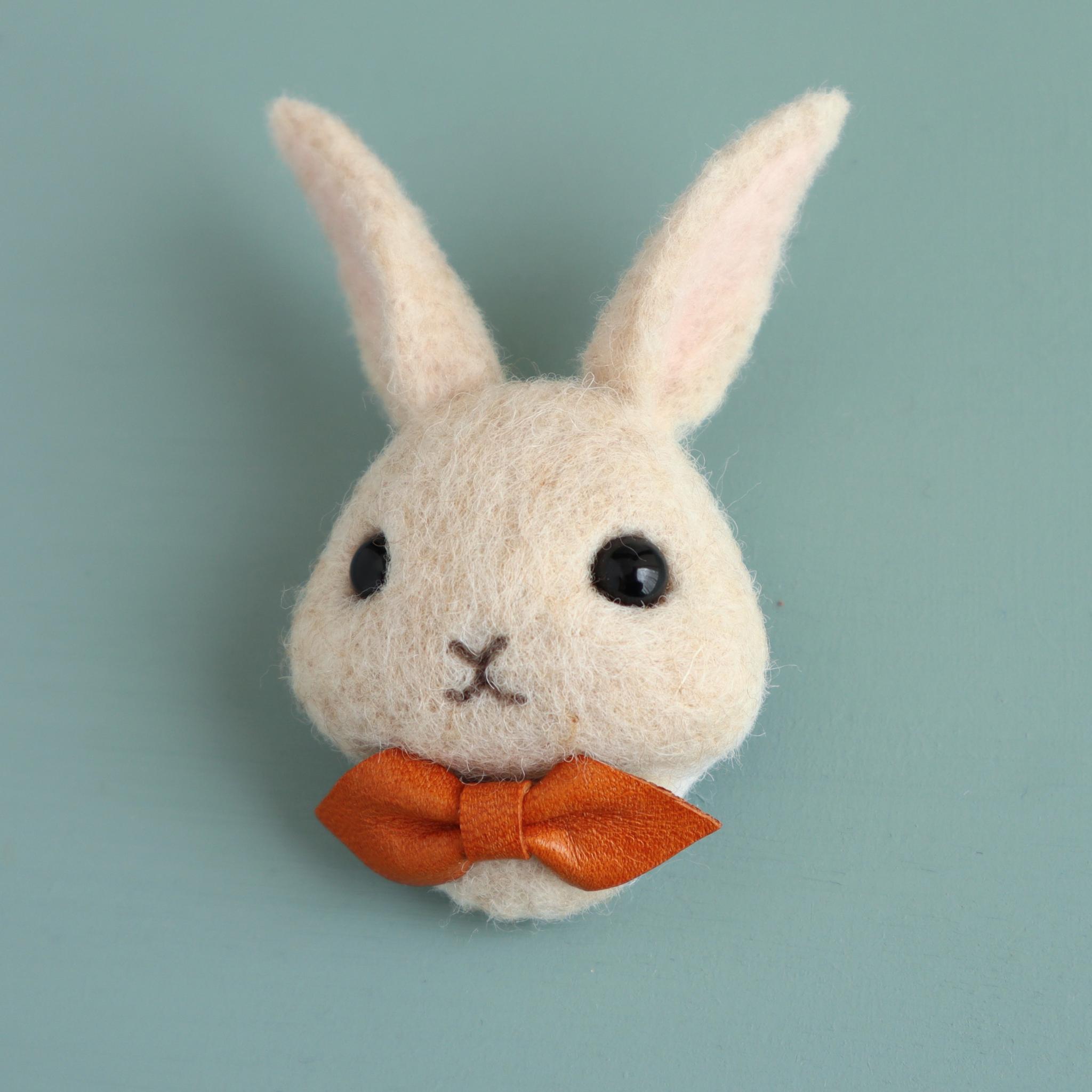 羊毛フェルトブローチ　ウサギ（フェイス）アイボリー | 2枚目