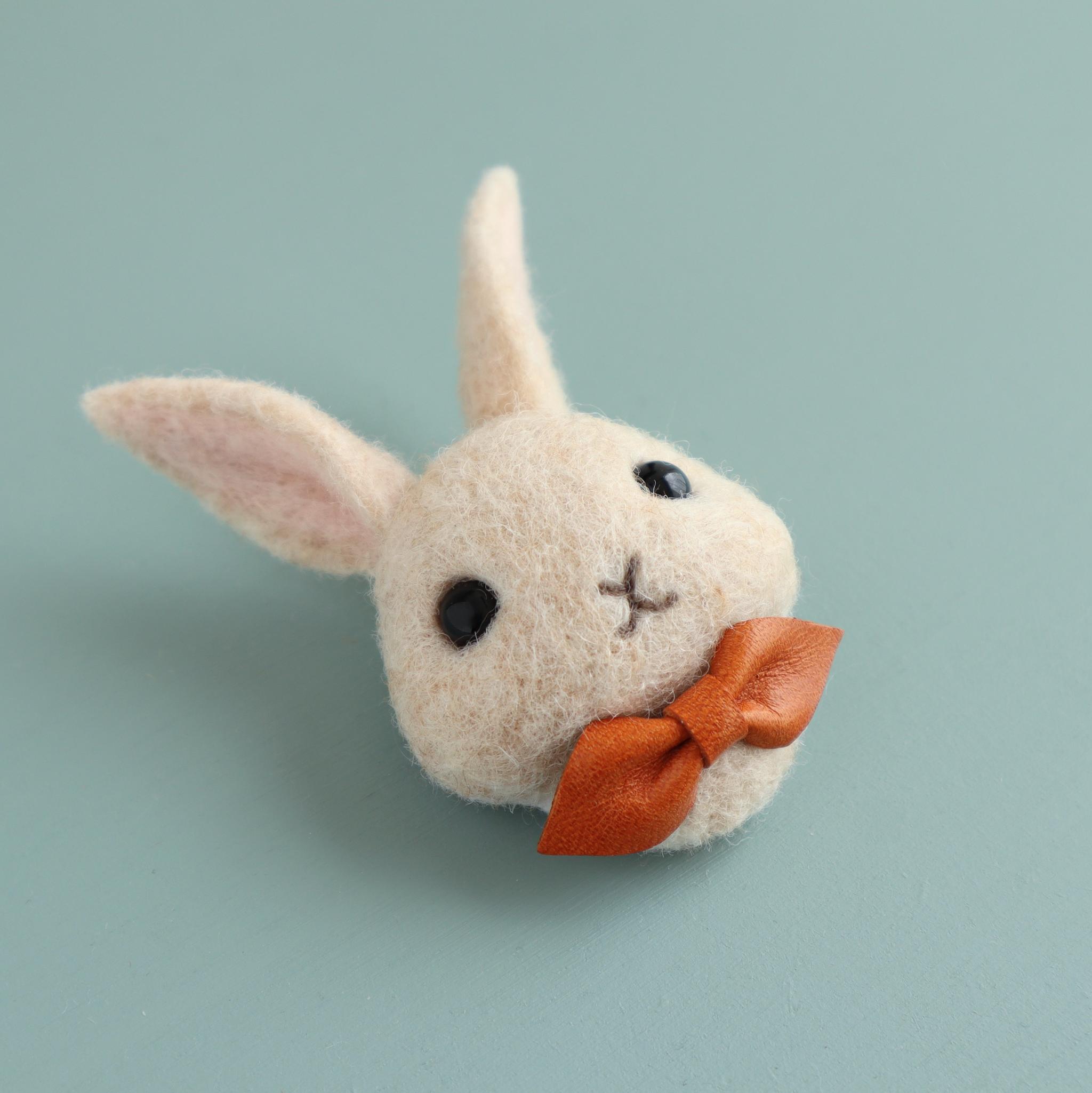 羊毛フェルトブローチ　ウサギ（フェイス）アイボリー | 3枚目