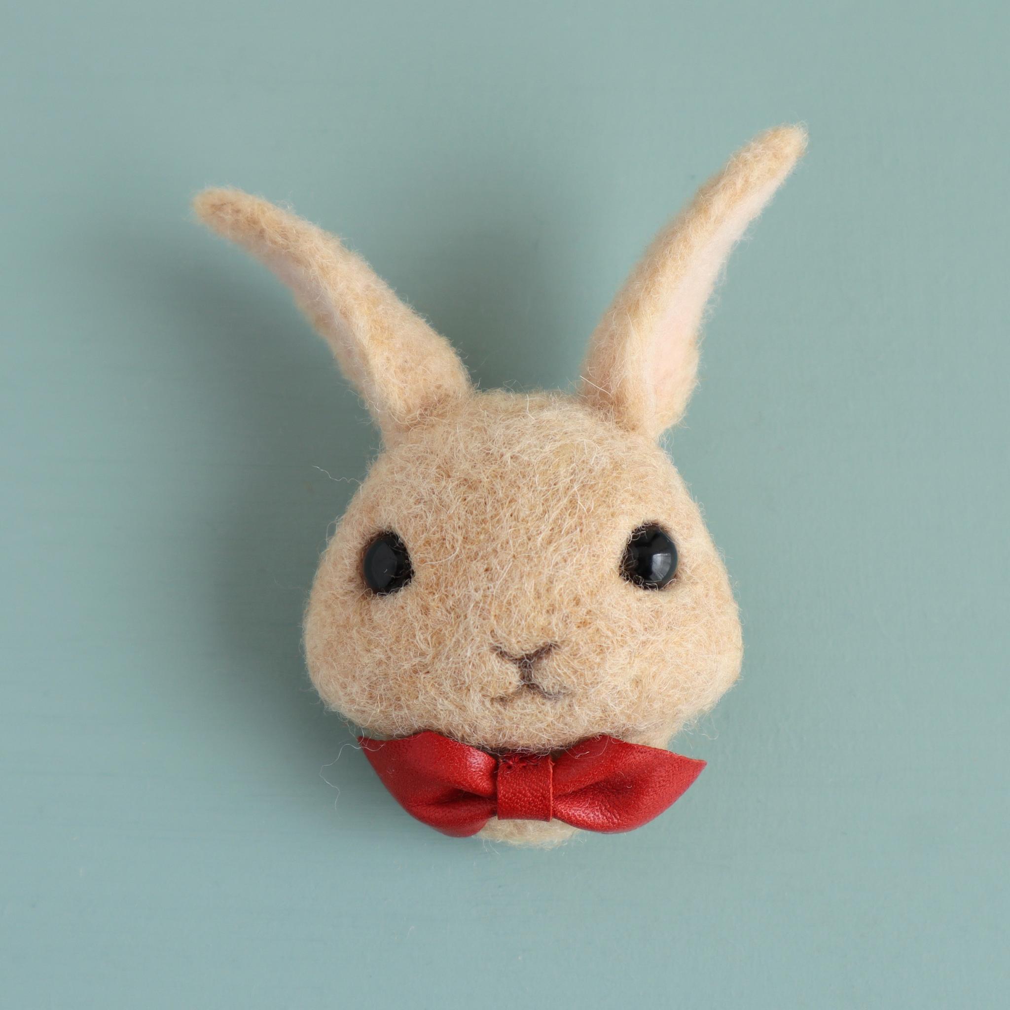 羊毛フェルトブローチ　ウサギ（フェイス）ライトブラウン