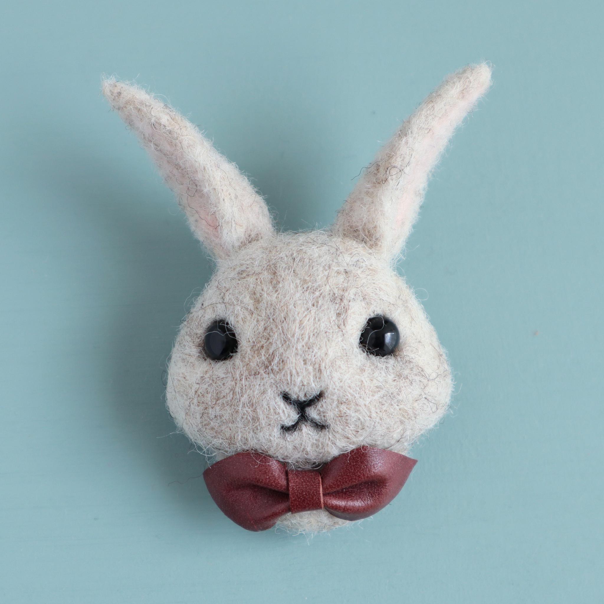 羊毛フェルトブローチ　ウサギ（フェイス）ライトグレー