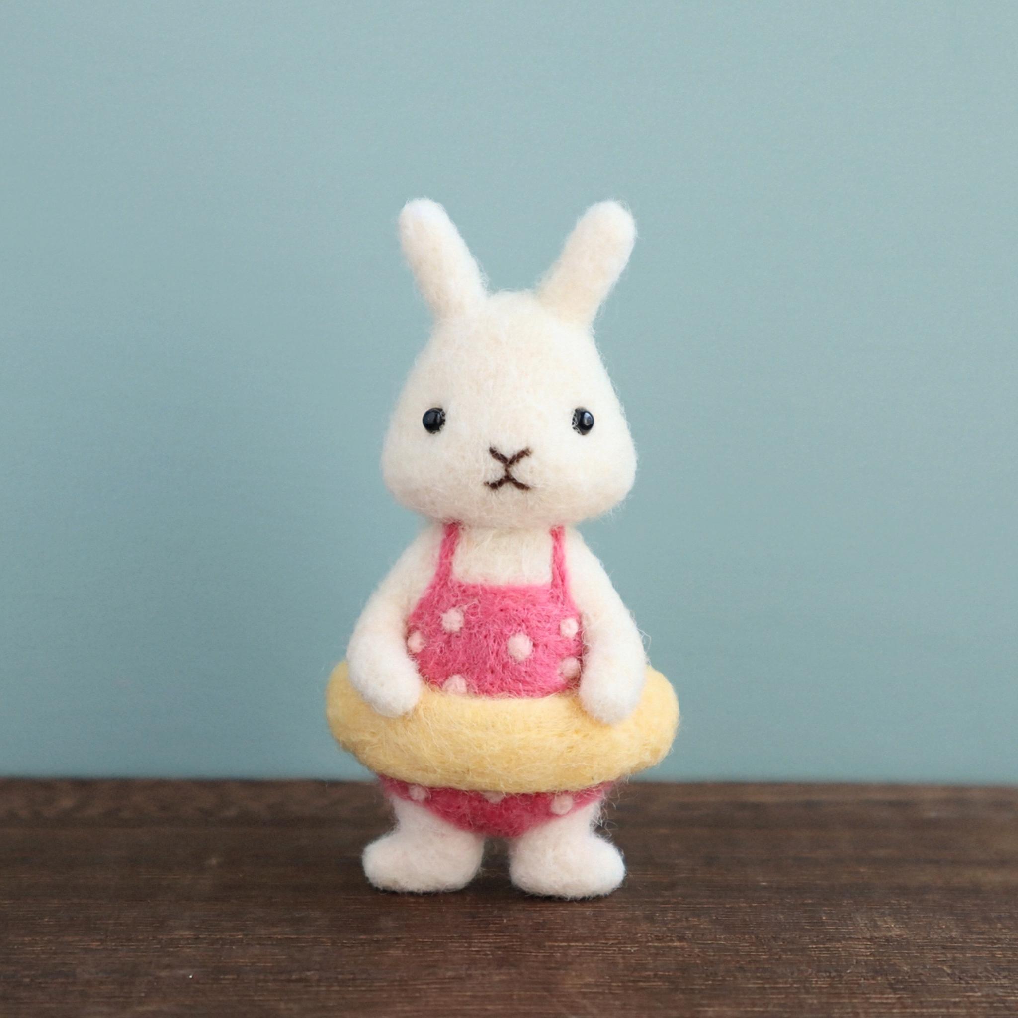 羊毛フェルトブローチ　ウサギ（浮き輪）