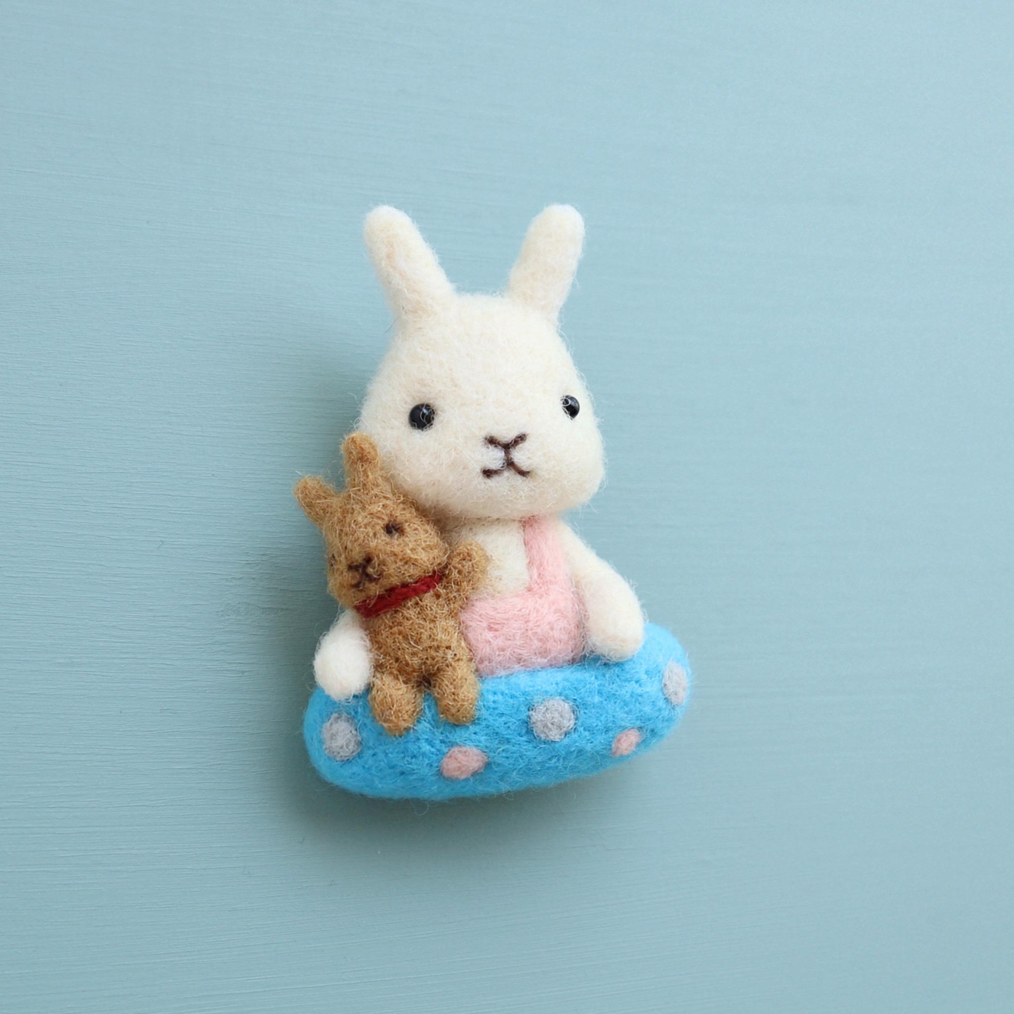 羊毛フェルトブローチ　ウサギ（浮き輪・小さな友達と） | 2枚目