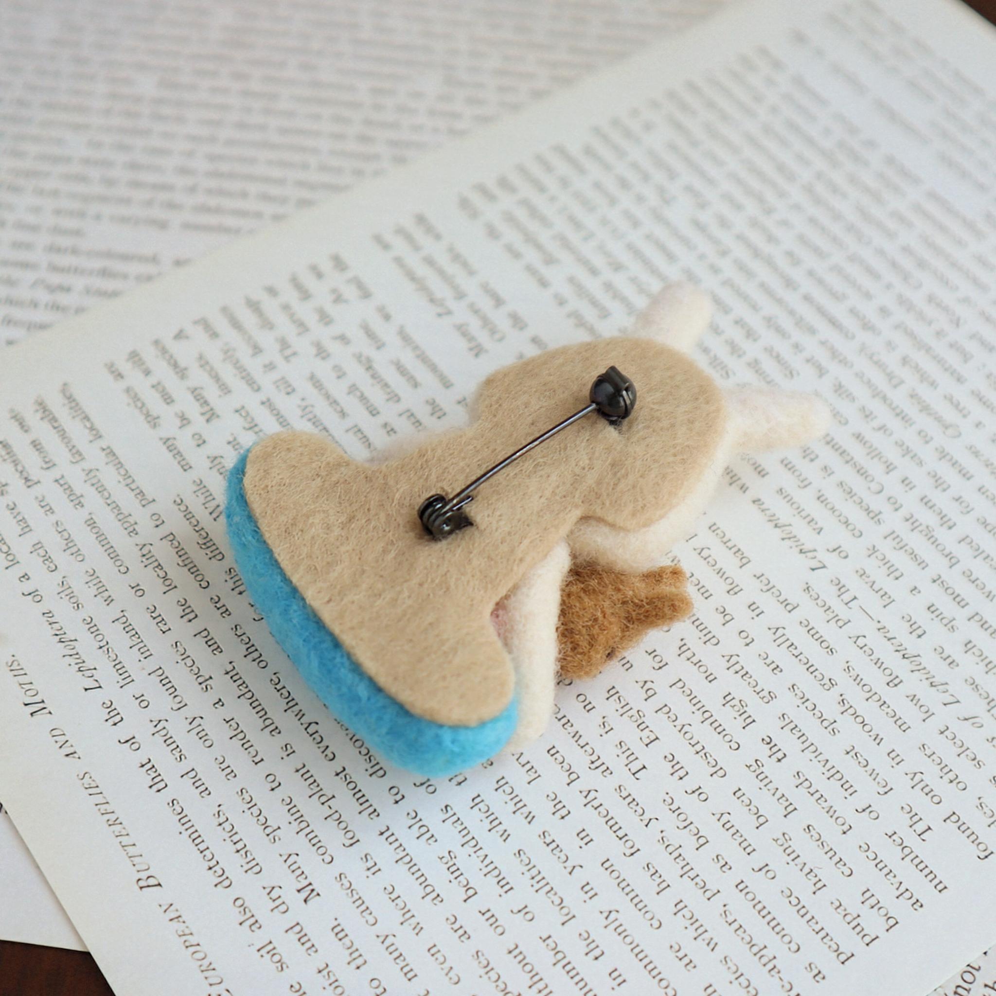 羊毛フェルトブローチ　ウサギ（浮き輪・小さな友達と） | 4枚目