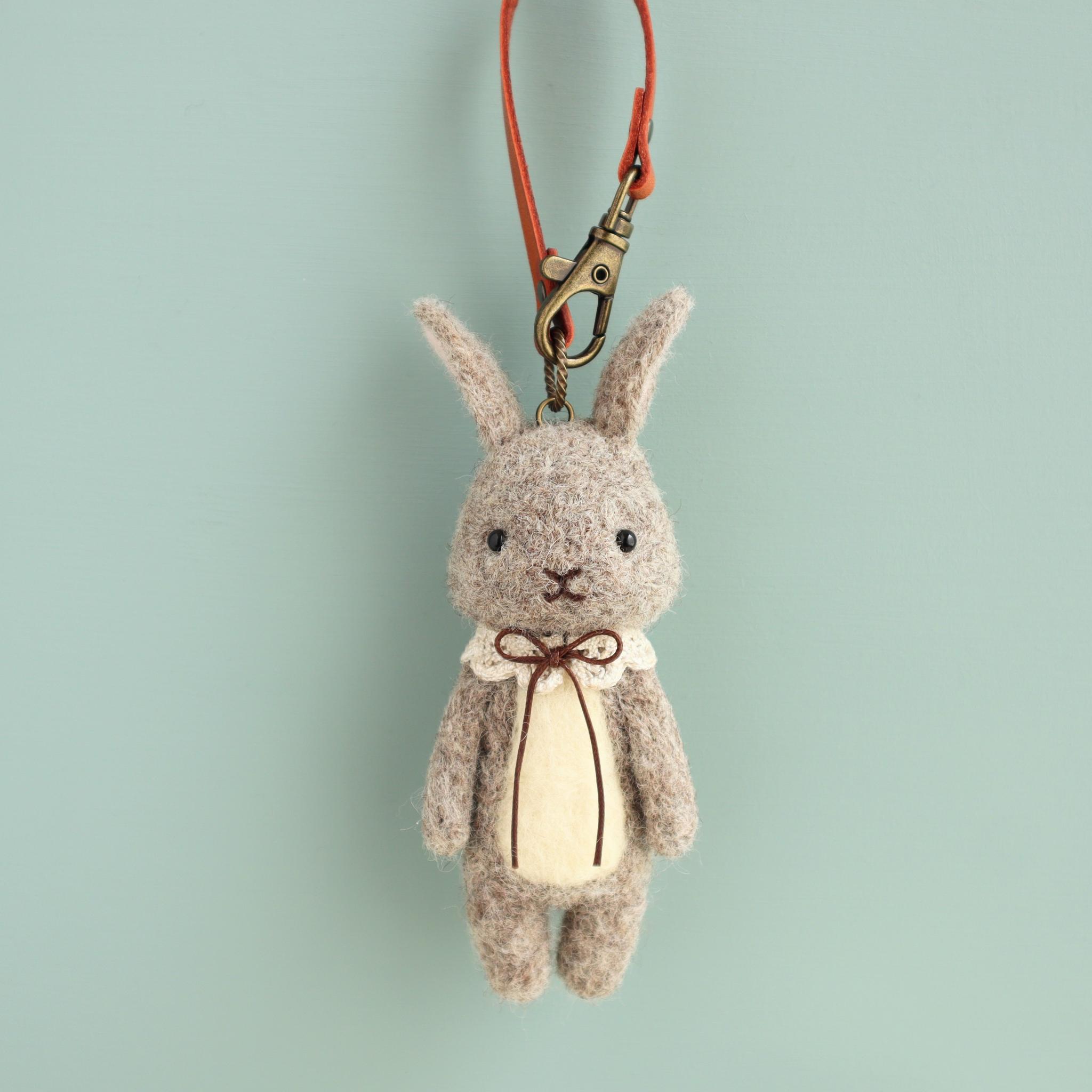 羊毛バッグチャーム　レトロうさぎ　グレー
