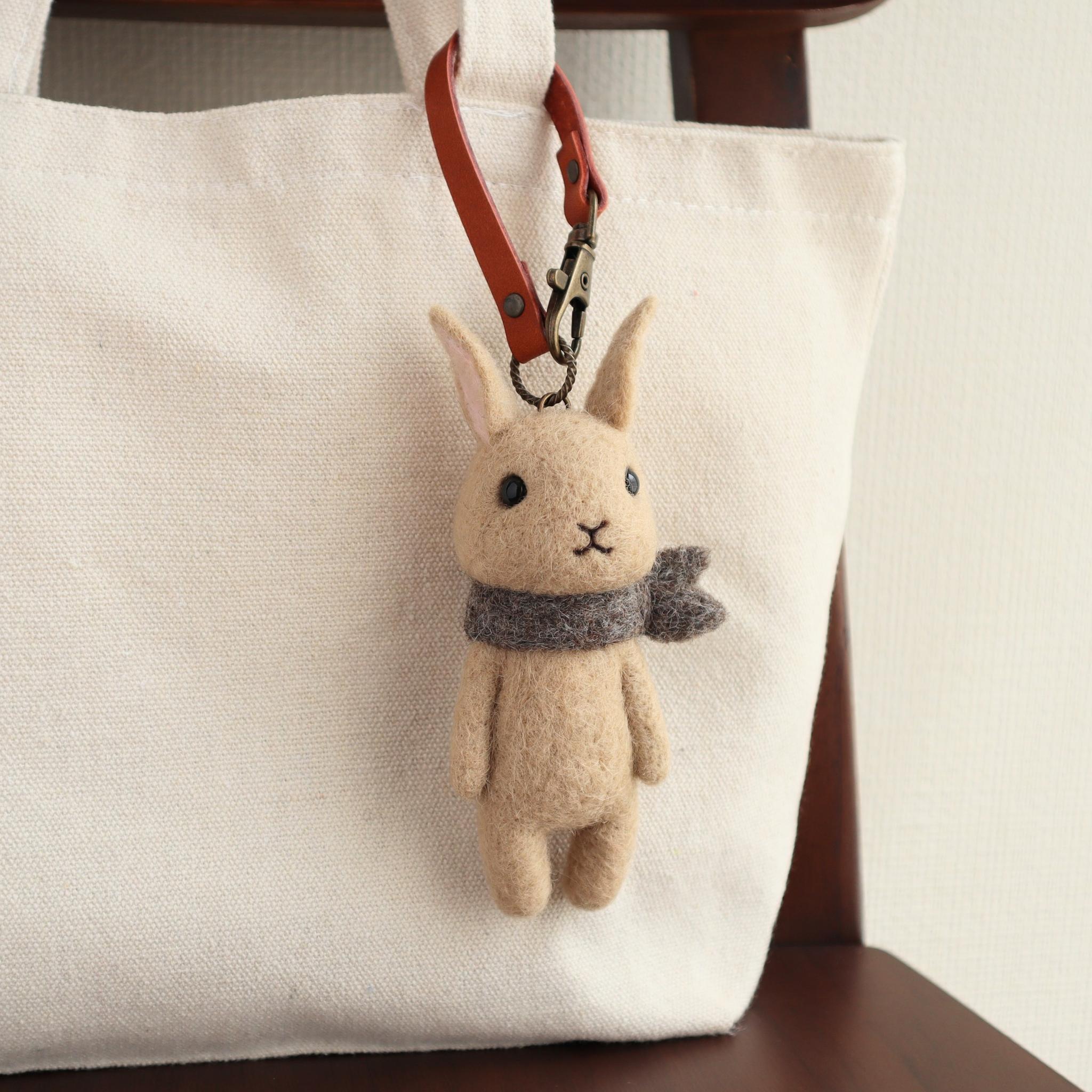 【秋限定】羊毛フェルトバッグチャーム　ウサギ　薄茶スカーフ有り | 2枚目