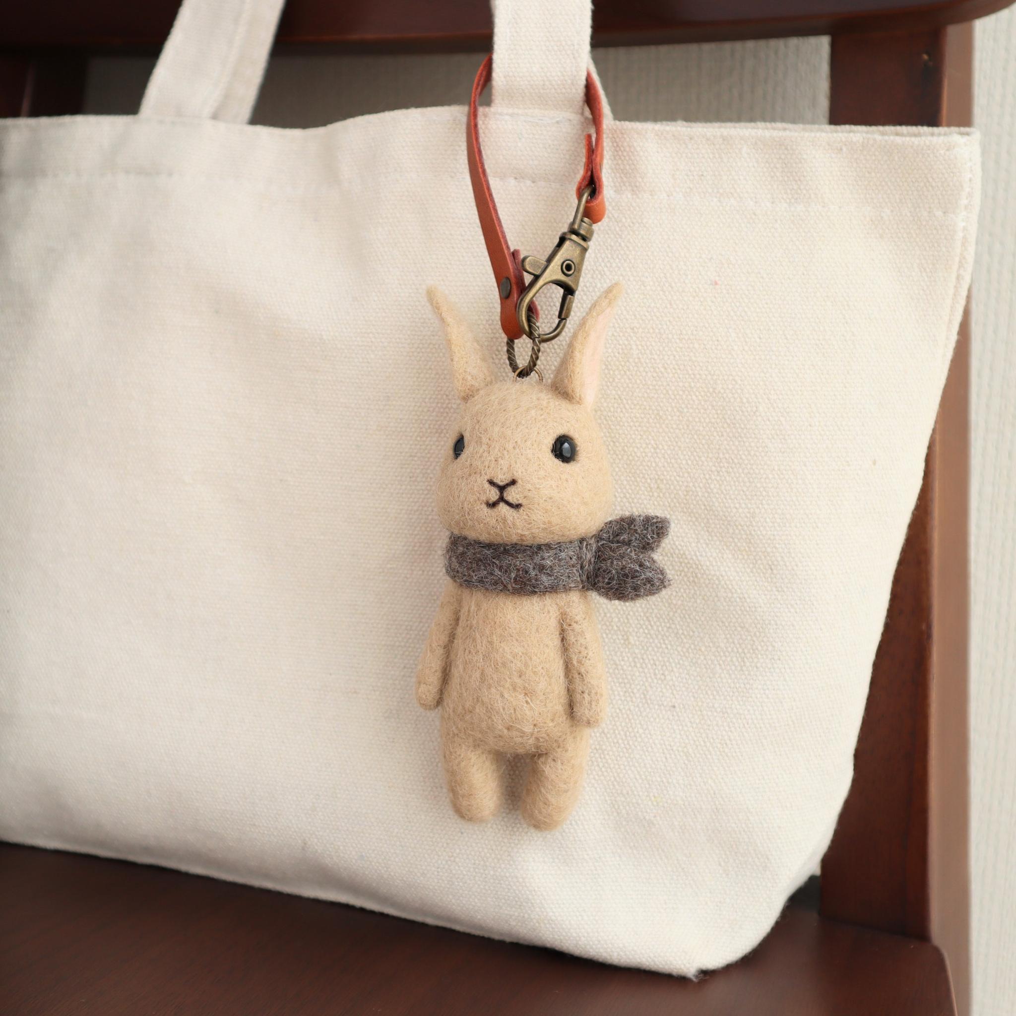 【秋限定】羊毛フェルトバッグチャーム　ウサギ　薄茶スカーフ有り | 3枚目