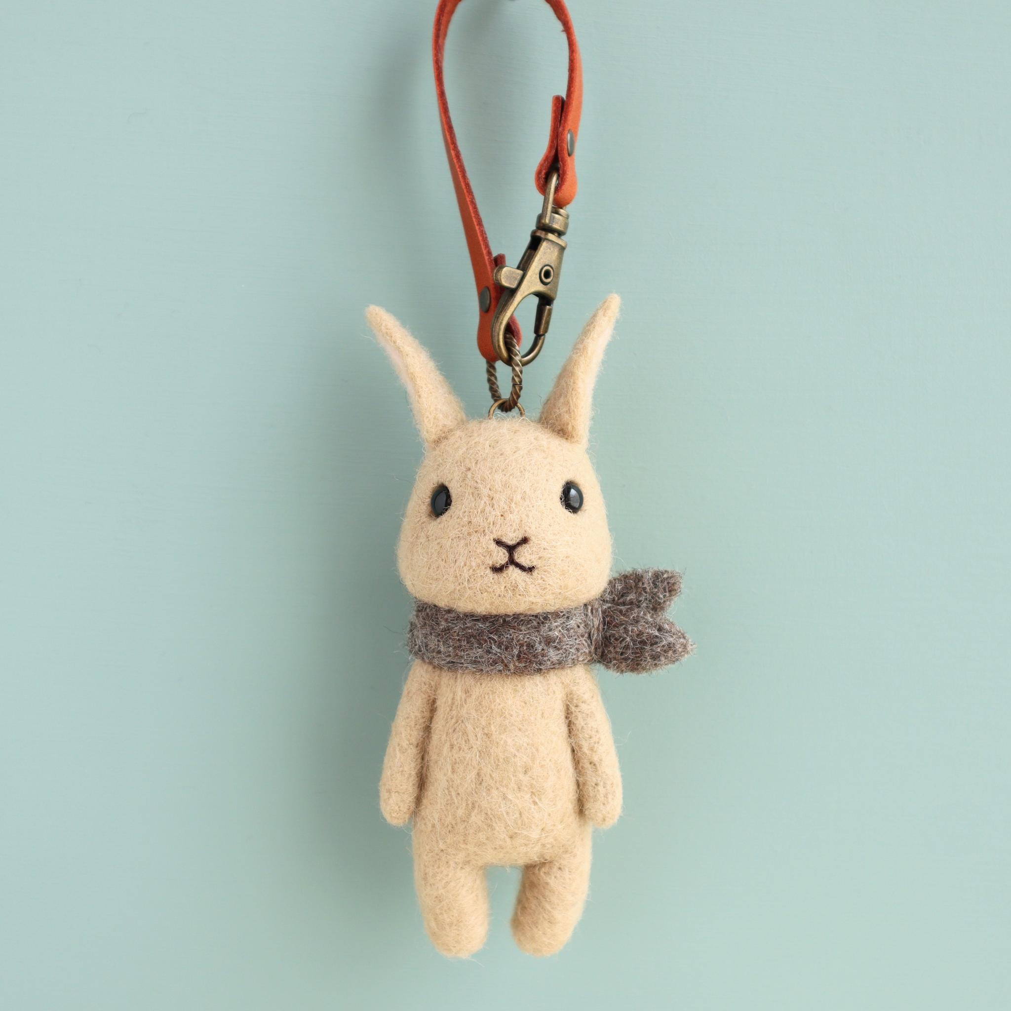 【秋限定】羊毛フェルトバッグチャーム　ウサギ　薄茶スカーフ有り | 4枚目