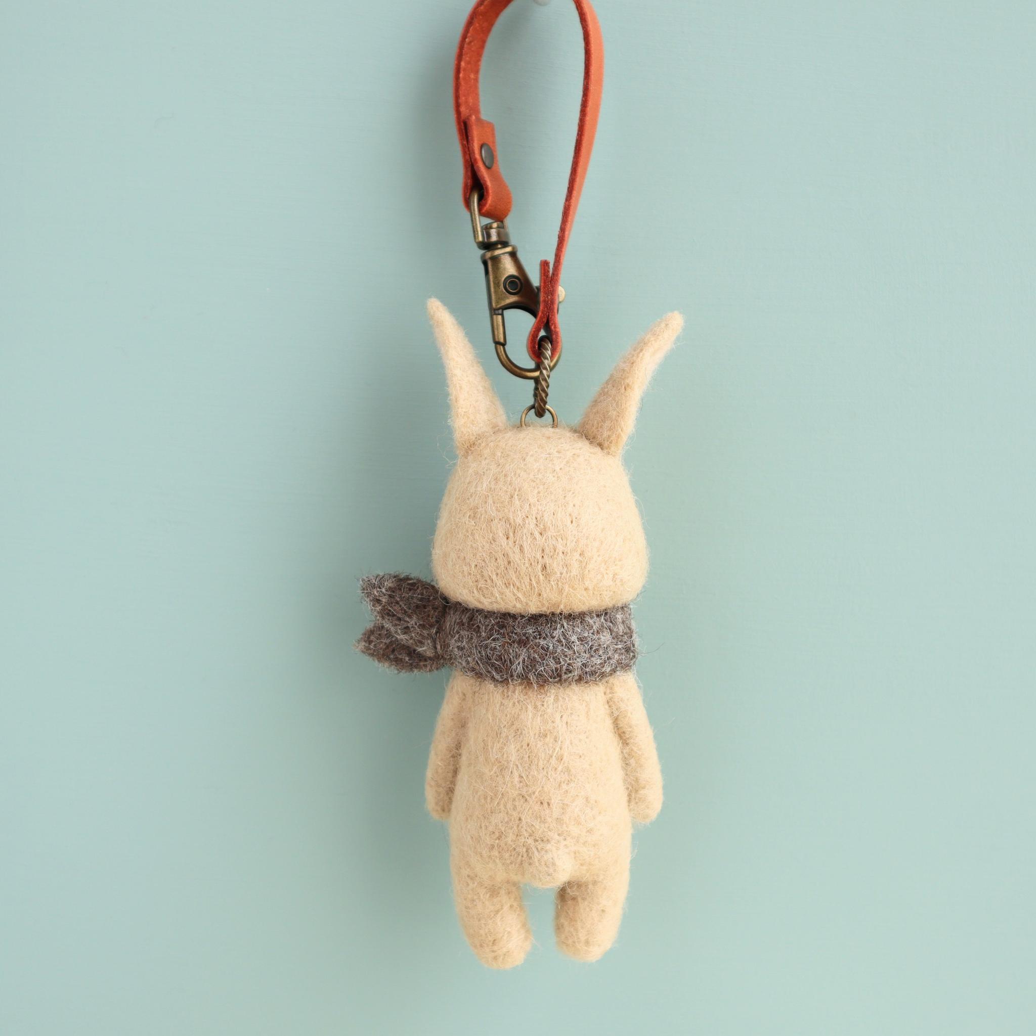 【秋限定】羊毛フェルトバッグチャーム　ウサギ　薄茶スカーフ有り | 5枚目