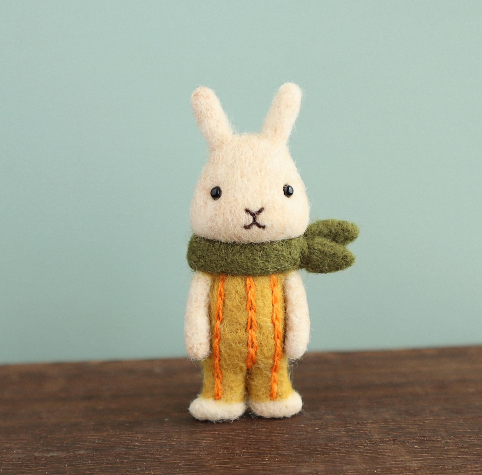 羊毛フェルトブローチ　ウサギ　アイボリー（マスタードイエロー服・緑スカーフ）1枚目の画像