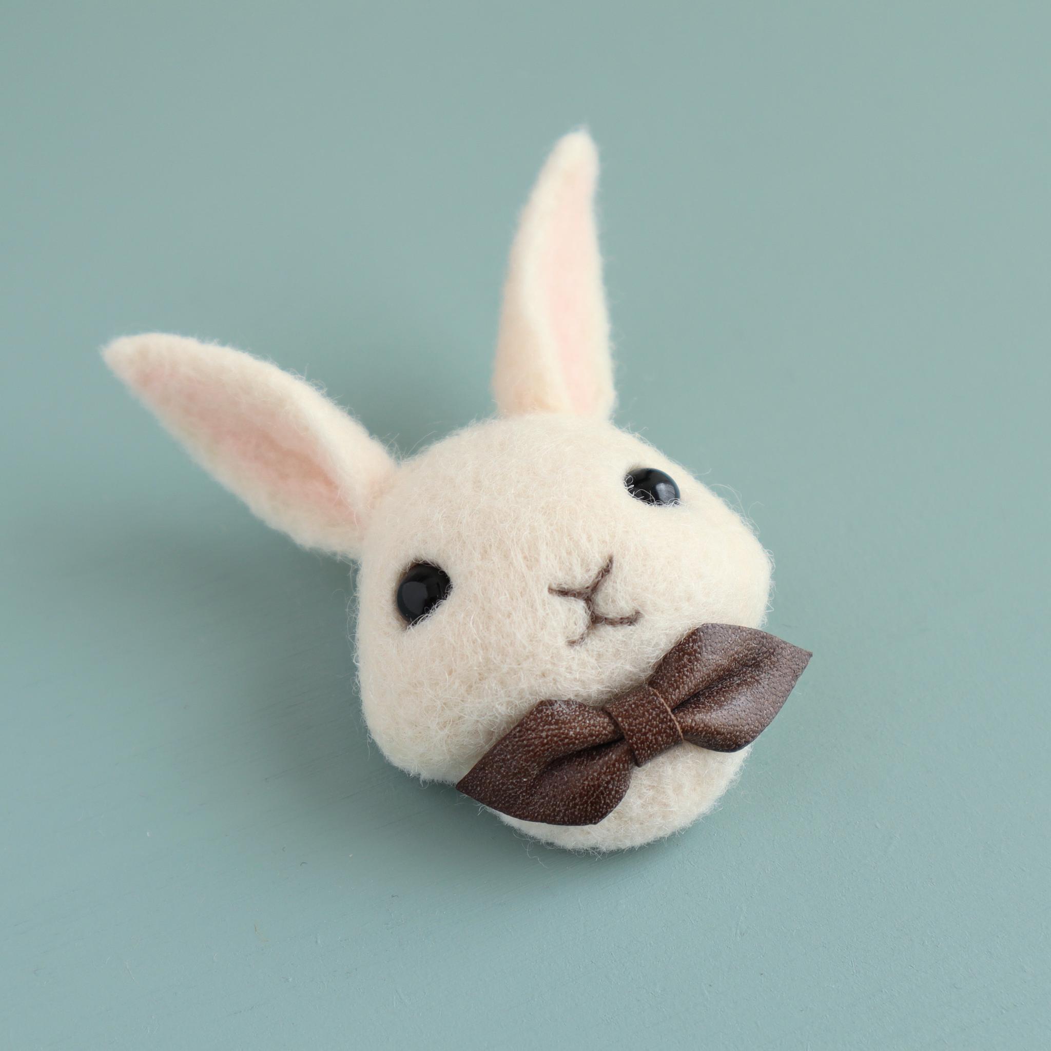 羊毛フェルトブローチ ウサギ(フェイス)ホワイト | 3枚目
