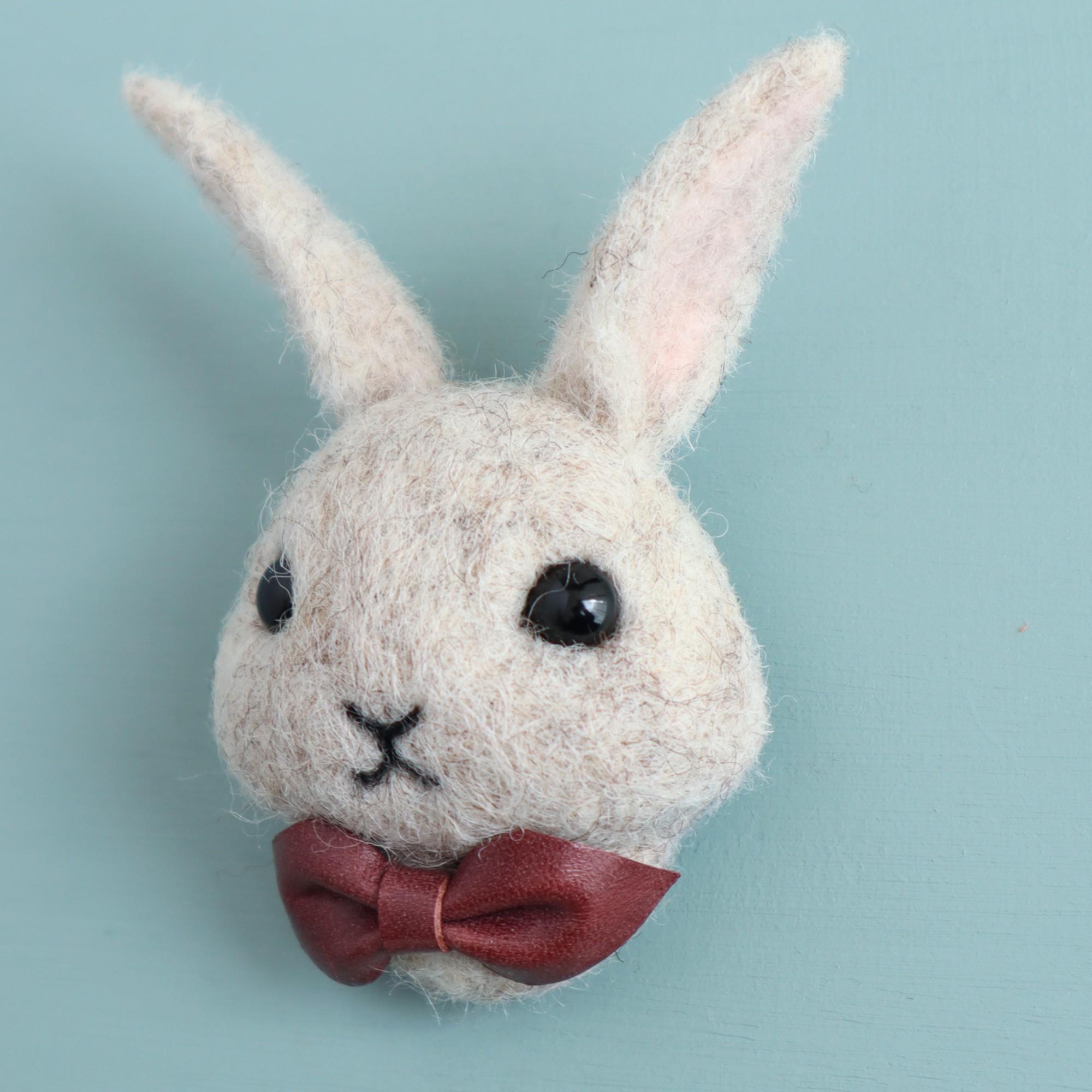 羊毛フェルトブローチ ウサギ(フェイス)ライトグレー | 2枚目