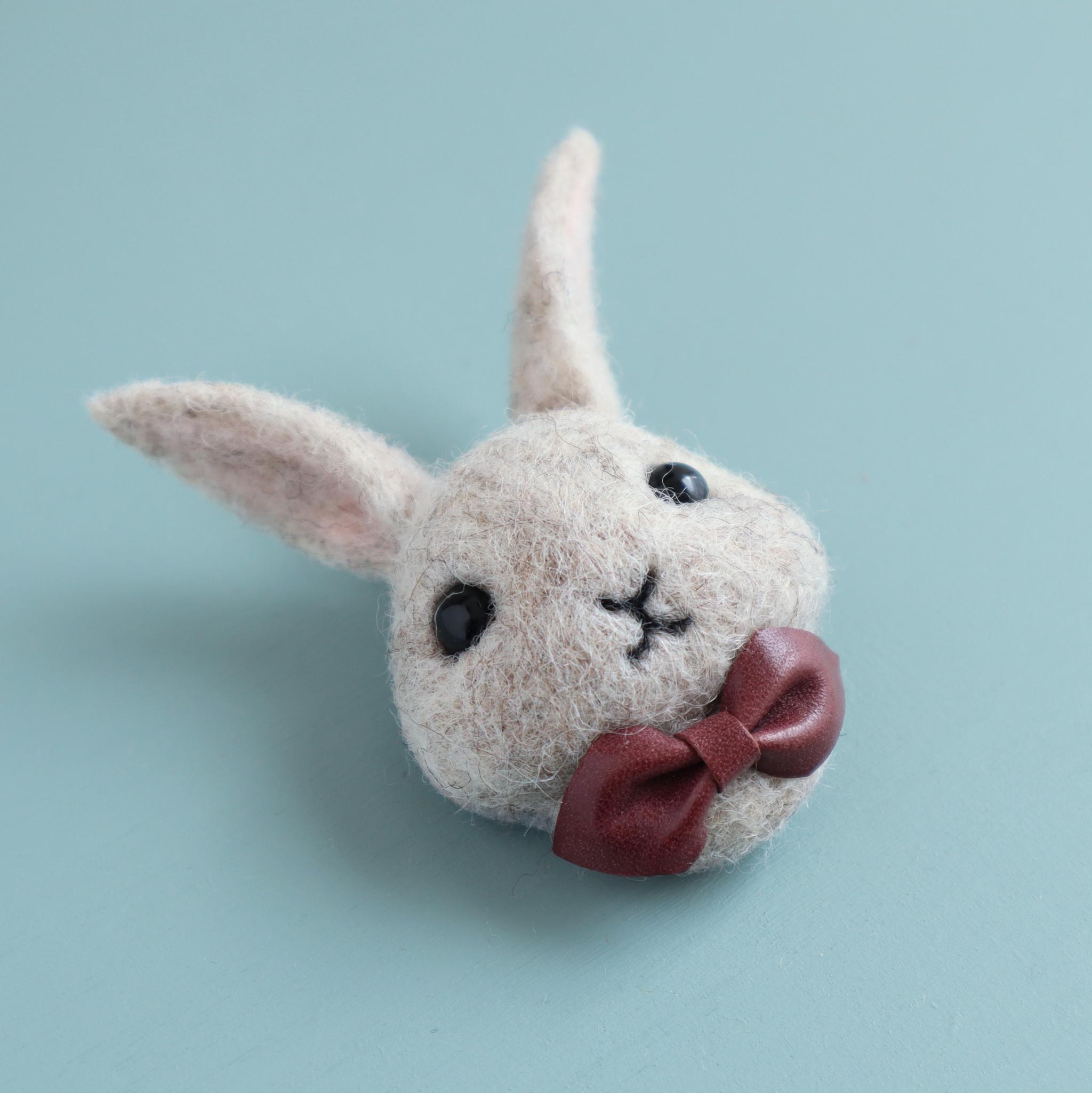 羊毛フェルトブローチ ウサギ(フェイス)ライトグレー | 3枚目