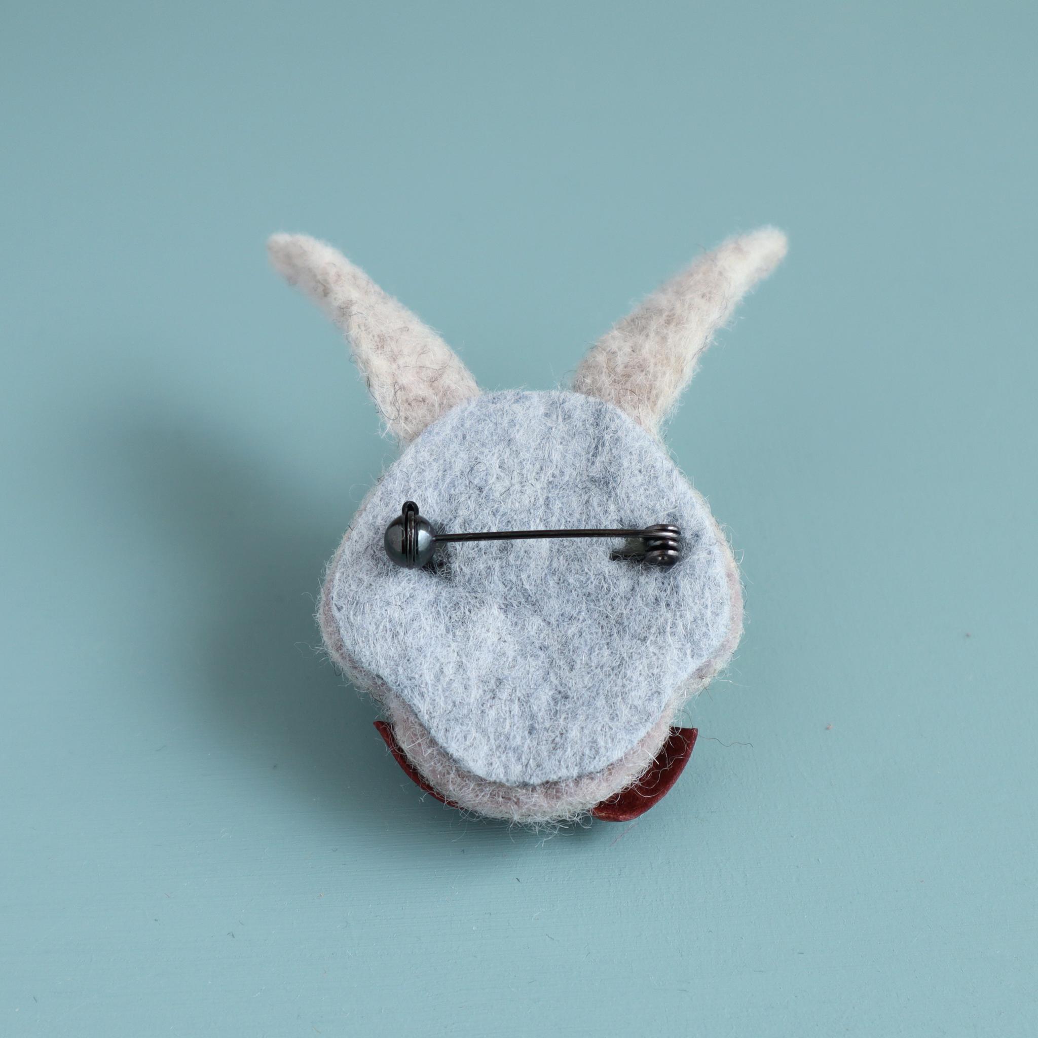 羊毛フェルトブローチ ウサギ(フェイス)ライトグレー | 4枚目