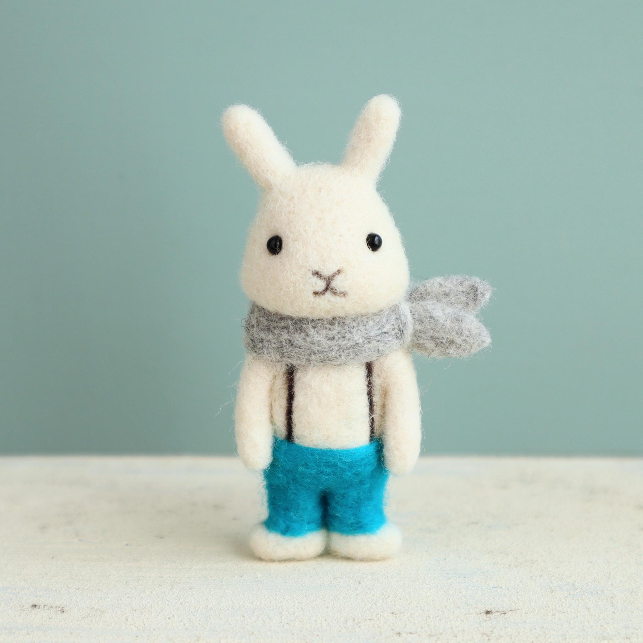 羊毛フェルトブローチ ウサギ ホワイト(つりズボン・水色/スカーフ・グレー)1枚目の画像